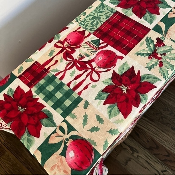 Christmas/Holiday Rectangular Tablecloth Country Patchwork Holly Poinsettia Tree - Picture 3 of 13